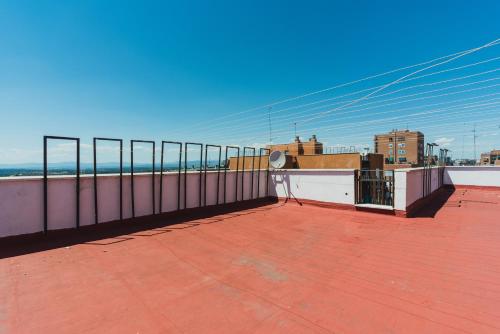 Cozy and Stylish Room with Natural Light and Vibrant Decor, Madrid (foto 5)