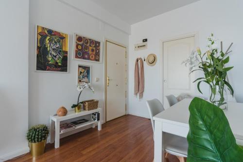 Cozy and Stylish Room with Natural Light and Vibrant Decor, Madrid (foto 8)