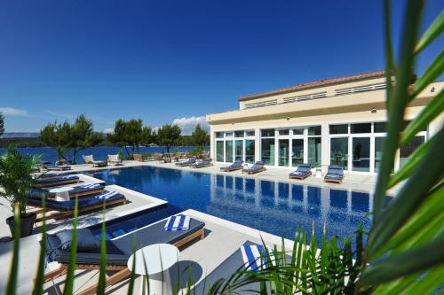 Hotel Antica-Seafront hotel with comfortable rooms and pool