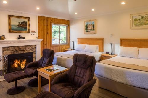 1 queen bed, 1 double bed