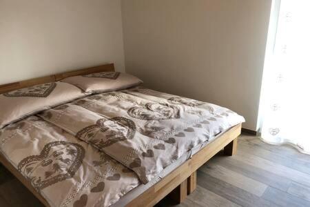 Grand appartement avec terrasse a Chez-Les-Reuses