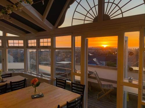 Létesítmények, The Mount Rooms near Cardiffi repülőtér