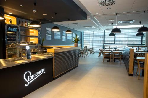 비세틴 HOTEL SMETANOVA OBCHODNI GALERIE 3성급 호텔 레스토랑