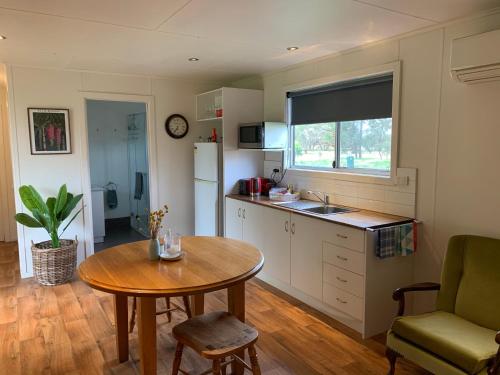 Kitchen, Mascot Cottage - Pet Friendly and Complimentary Breakfast Hamper in West Wyalong
