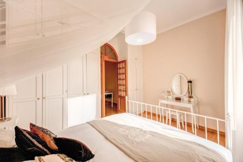 Elegant Apartment Behind the Colosseum, Roma (foto 3)