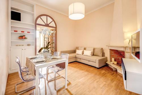 Elegant Apartment Behind the Colosseum, Roma (foto 4)
