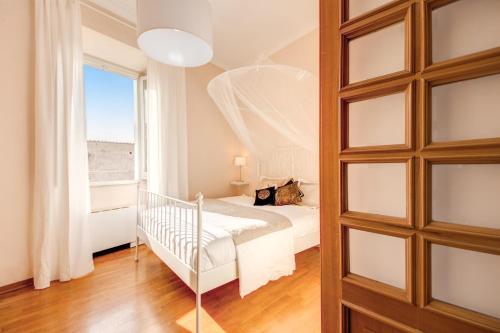 Elegant Apartment Behind the Colosseum, Roma (foto 5)