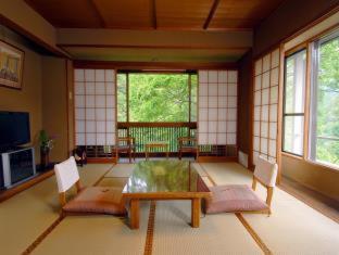 Momijiya Honkan Takao Sansou Ryokan in Ukyo