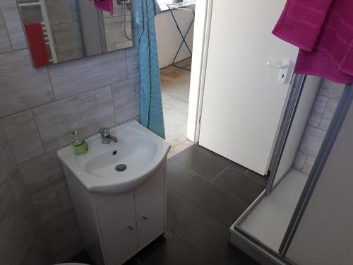 浴室, Einraum-Ferienwohnung 46m2 Eisenhüttenstadt-Diehlo (Einraum-Ferienwohnung 46m2 Eisenhuttenstadt-Diehlo) in 艾森許滕施塔特