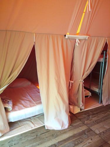 1 queen bed, 3 twin beds