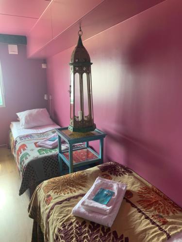 2 twin beds