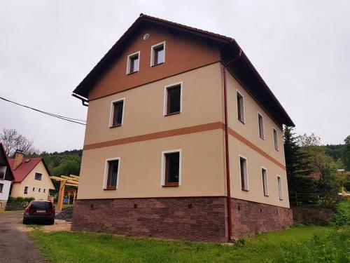 Фасада на хотела, U Flájského potoka (U Flajskeho potoka) in Český Jiřetín