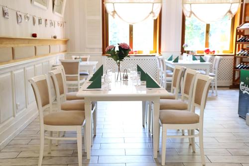 Ресторан, Hotel i Restauracja "Pod Orlem" in Картузи