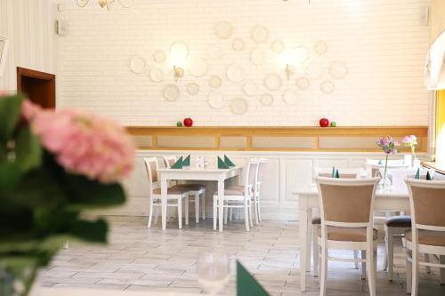 Ресторан, Hotel i Restauracja "Pod Orlem" in Картузи