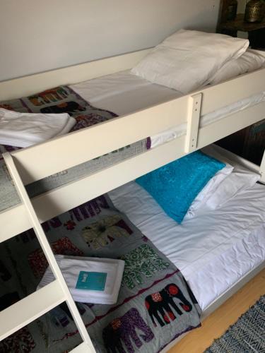 2 twin beds