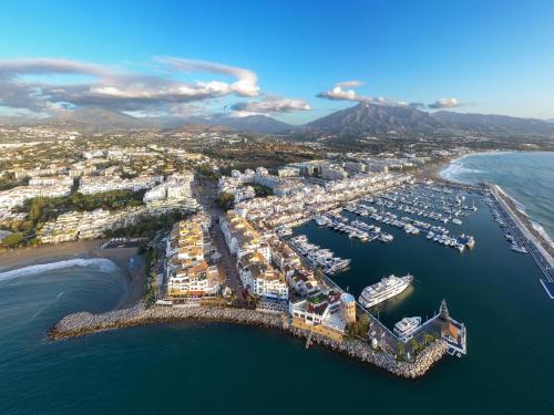 RENOVATED NEW 2 BDRMS Apartment, HEART of Puerto Banus, Free Parking, WIFI, Pool