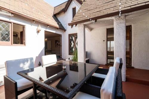 HOLLYWOOD - KING BEDS - LARGE PATIO