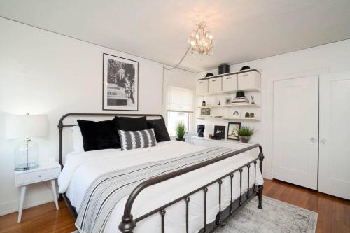 HOLLYWOOD - KING BEDS - LARGE PATIO in Los Angeles, USA