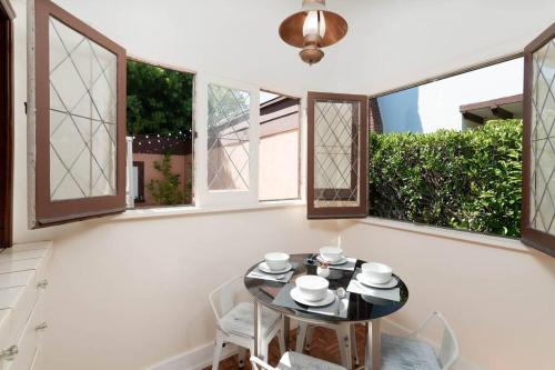 HOLLYWOOD - KING BEDS - LARGE PATIO in Los Angeles, USA