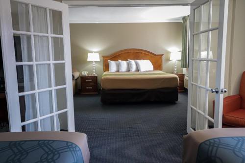 1 king bed, 2 queen beds