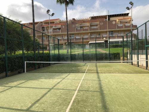 PARAISO II, piscina, barbacoa, padel ,parking, primera linea del mar