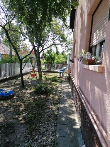 สนามเด็กเล่น, Malomtavi Vendeghaz in ทัพโพลค่า