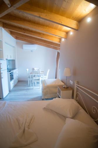 1 double bed, 1 twin bed