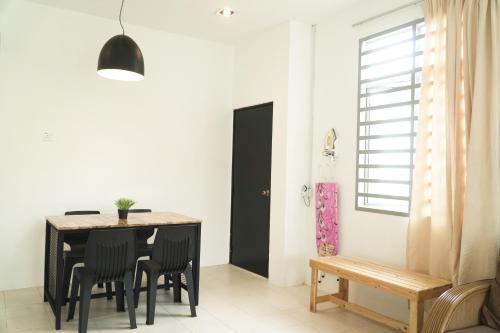 Cozy, Spacious, Air Cond Ump Gambang Homestay -- The Pigeon Guest House - Gambang