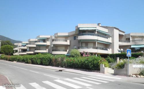 Studio de 27 m² + 70 m² de jardin a 100 m des plages