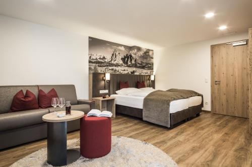 1 king bed, 1 sofa bed