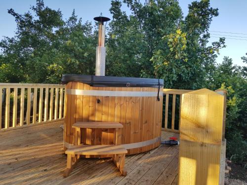 Pezsgőfürdő, Abbey Farm Glamping & Cottage in Thame