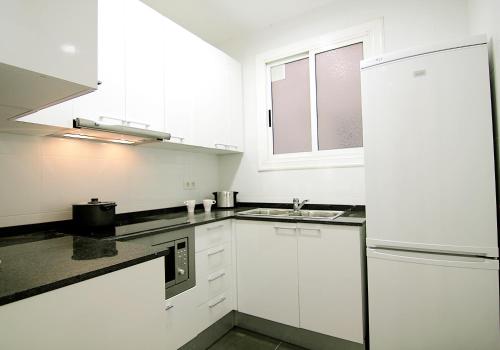 Kitchen, ClassBedroom Gaudi Apartments in Sant Martí