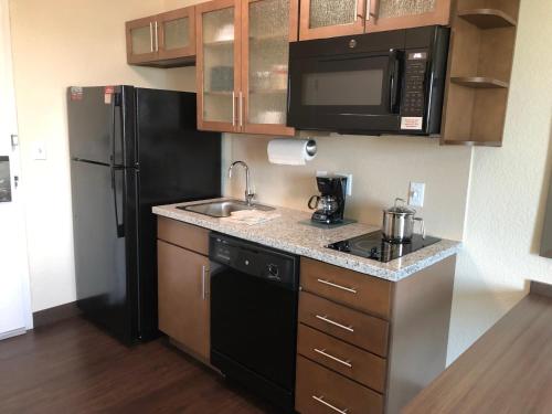 廚房, Candlewood Suites Panama City Beach Pier By IHG in 巴拿馬市 (FL)
