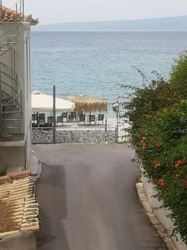 Panos & Antzy Apartments in Akrogiali