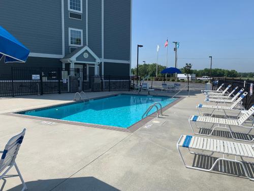 Swimming pool, Microtel Inn & Suites by Wyndham Georgetown Delaware Beaches in Georgetown (DE)