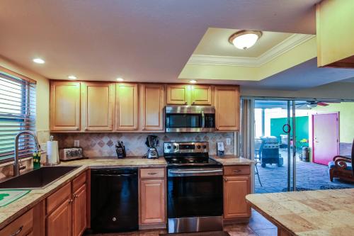 GULF ACCESS #A 3 bedroom w/ Heated pool - image 4