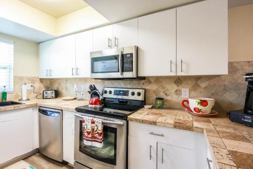 GULF ACCESS #B 2-bedroom w/ Heated pool - image 9