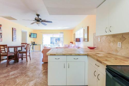 GULF ACCESS #D 2-bedroom w/ Heated pool - main image