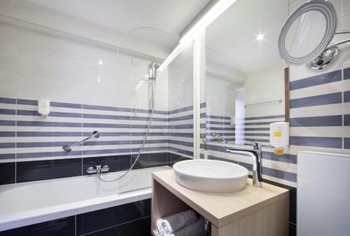 Premium Double Room with Sea View image 2