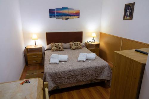 1 queen bed, 2 twin beds