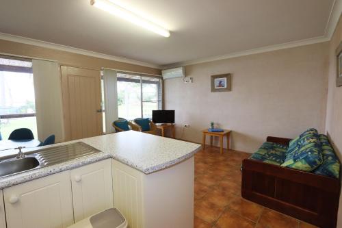virtuve, Lake Edge Apartments in Burrill Lake