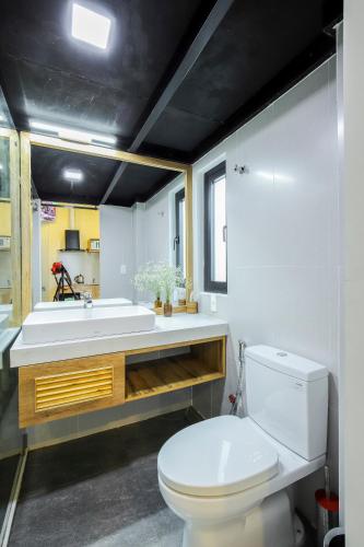 Studio with Balcony image 5