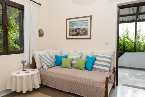 ILIOCHARI sea view apartments Oropos - Kalamos