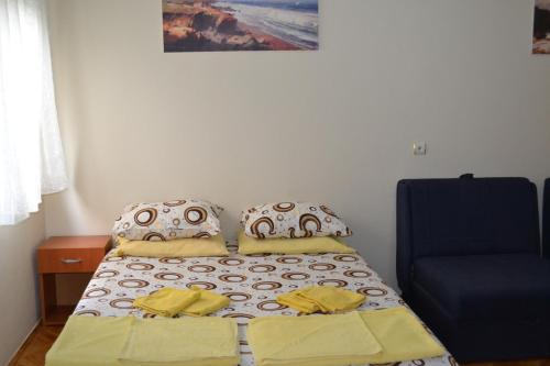 1 queen bed, 2 futon beds