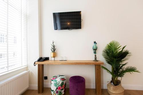 クエンティン ゴールデン ベアー ホテル