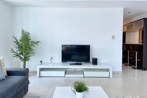 Spacious Al Majara Flat by GuestReady - main image
