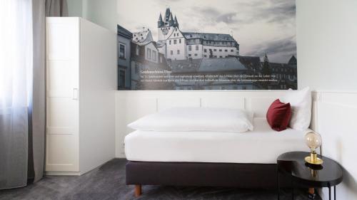 Hotel Huss Limburg The 3-star Hotel Huss Limburg offers comfort and convenience whether youre on business or holiday in Limburg an der Lahn. Offering a variety of facilities and services, the property provides all you 