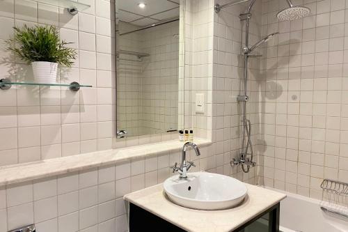 Spacious Al Majara Flat by GuestReady - image 13