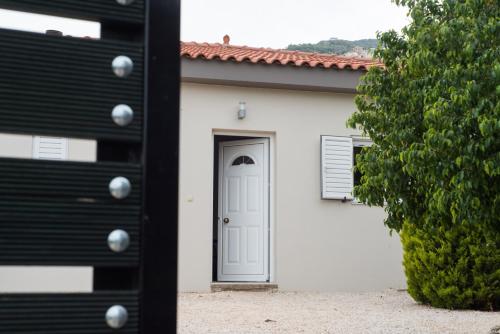 Spacious Seaview House with Garden at Palaiokastro