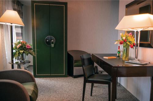 room detail thumbnail 2